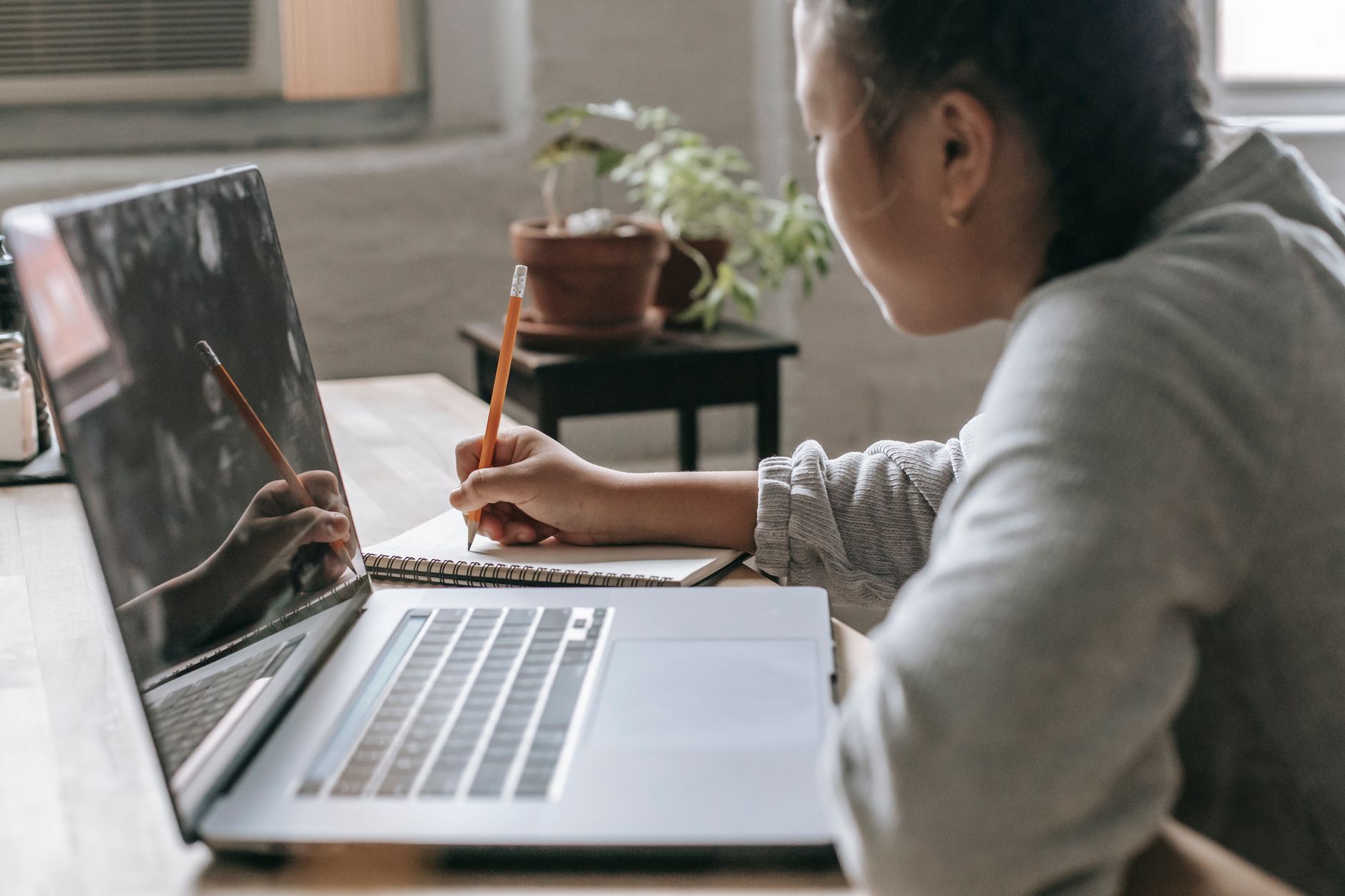 A student learning online at home