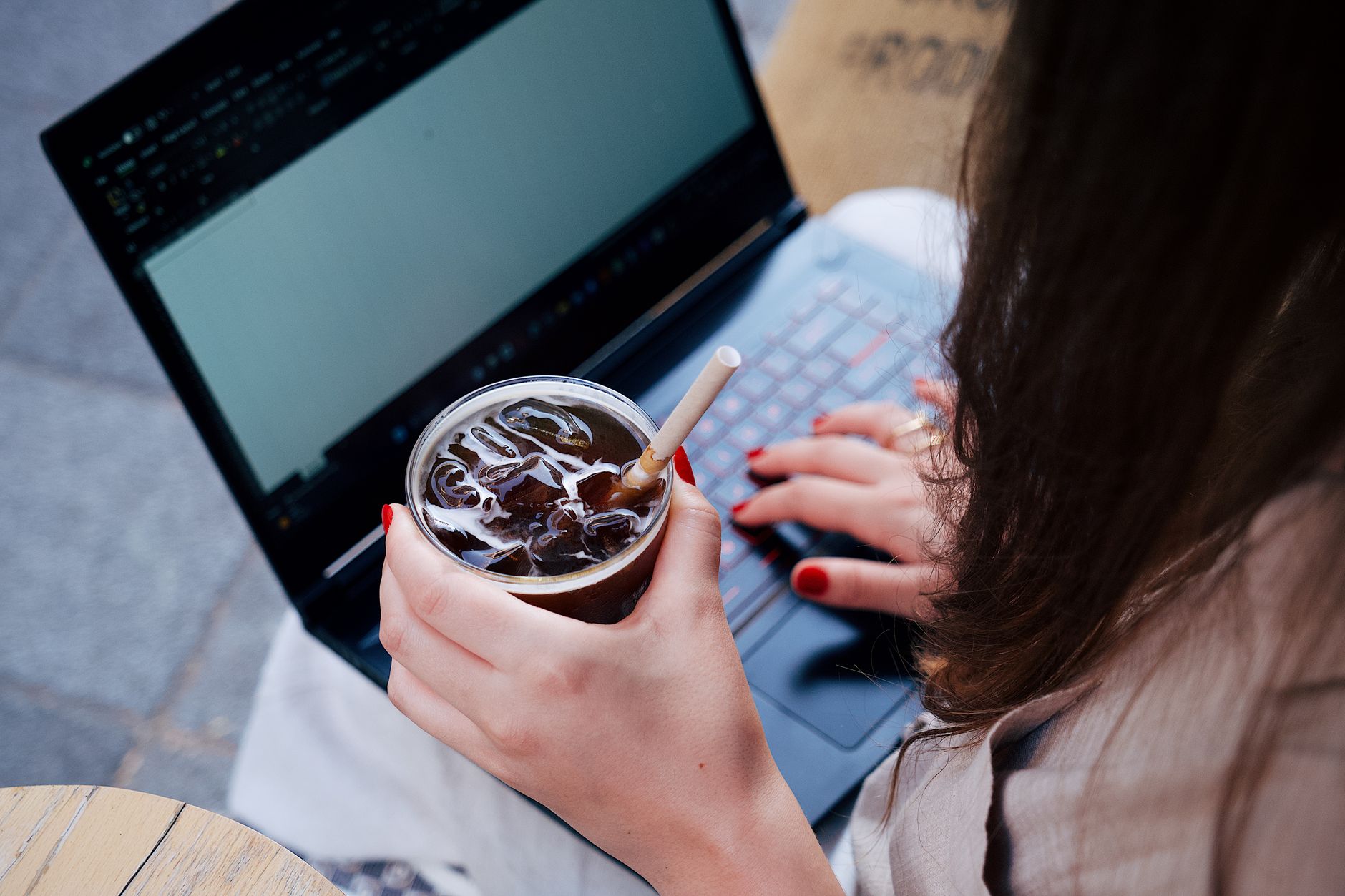 A woman working on a laptop in a coffee shop